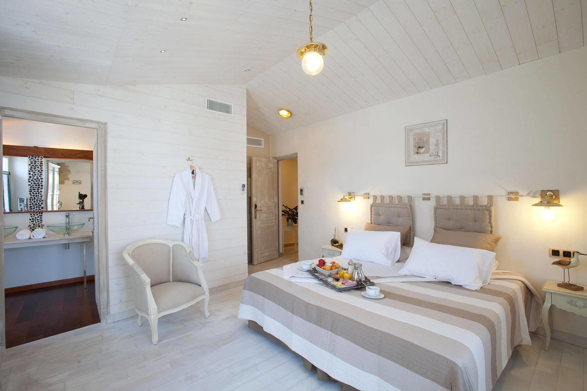 Chambre D'Hotes Hote Des Portes Ile De Re Les Portes-en-Re Exterior photo